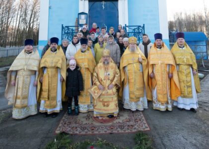 Божественная литургия в приходе храма Покрова Пресвятой Богородицы аг. Коммунар