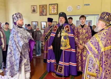 Божественная литургия в Неделю Крестопоклонную