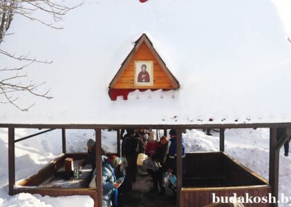 ФОТОРЕПОРТАЖ: Как прошли крещенские купания на Святой криничке в д. Селец