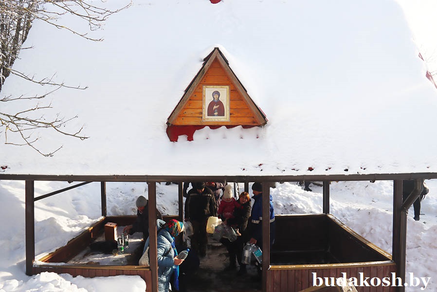 ФОТОРЕПОРТАЖ: Как прошли крещенские купания на Святой криничке в д. Селец